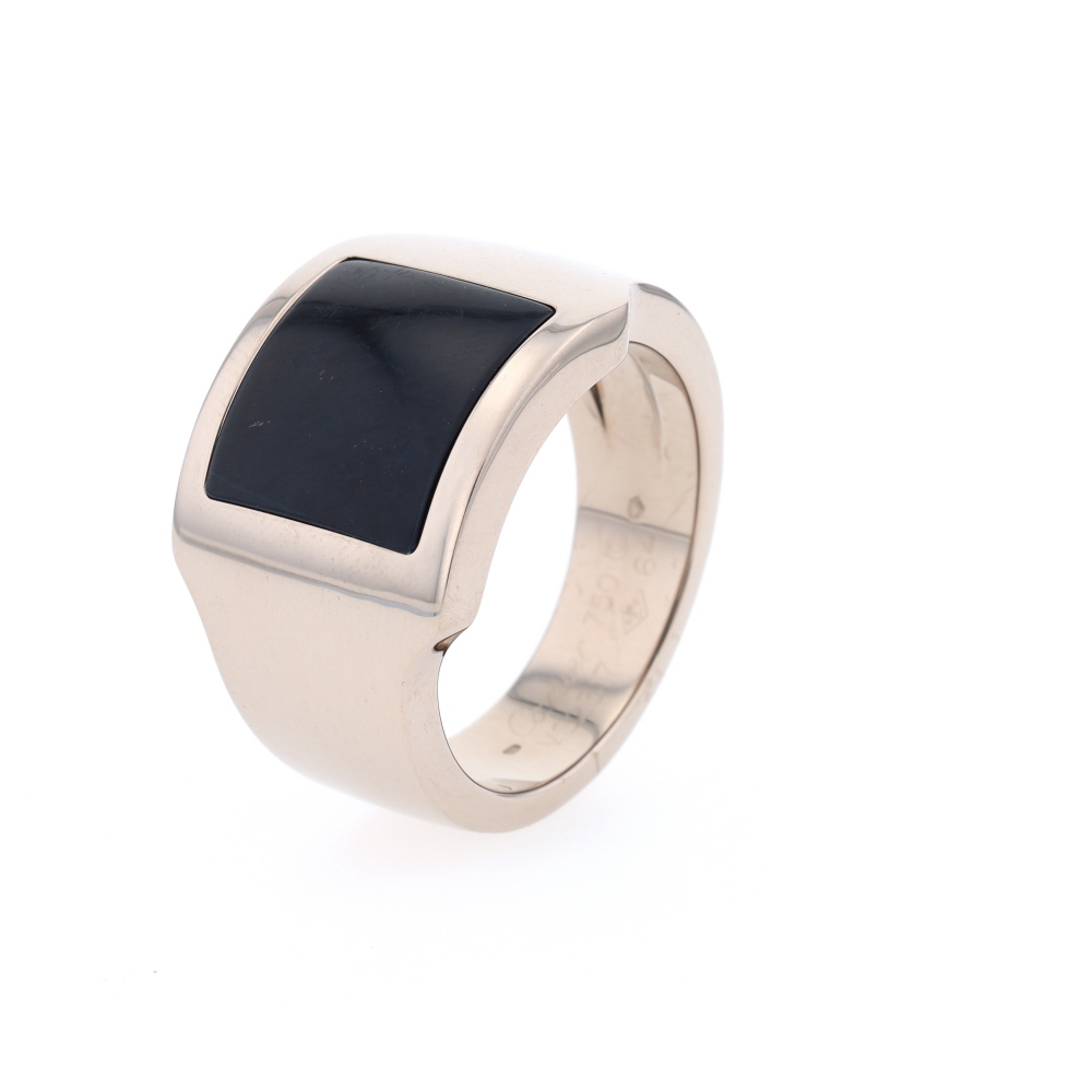 Bague chevalière Santos Cartier en or blanc et oeil de Faucon