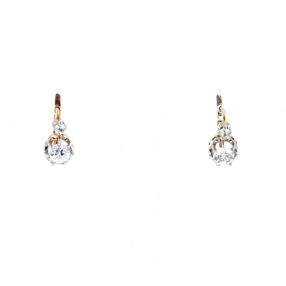 Boucles d\'oreilles dormeuses en or jaune, platine et diamants