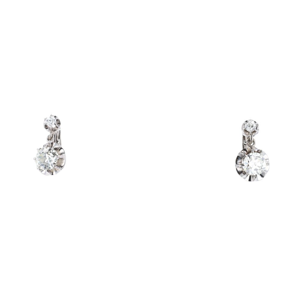 Boucles d\'oreilles dormeuses en or blanc, platine et diamants