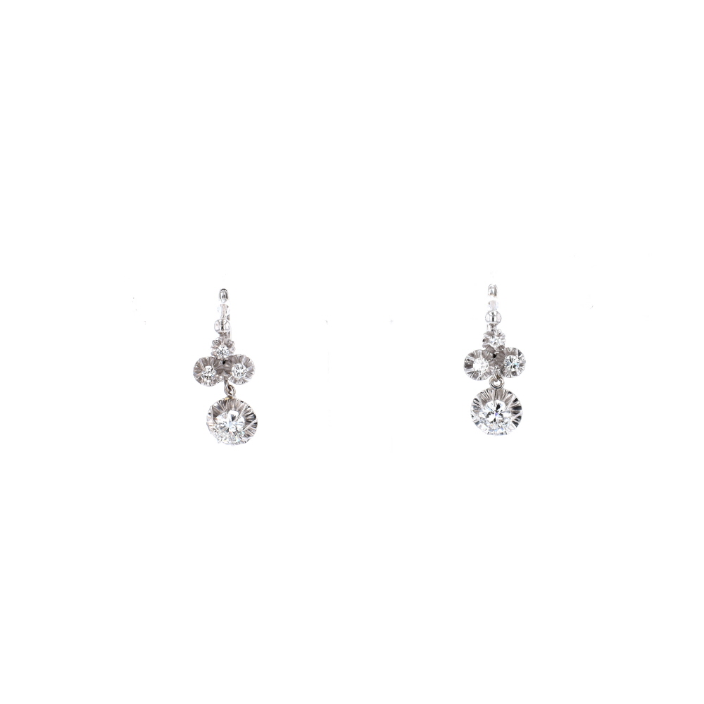 Boucles d\'oreilles dormeuses en or blanc et diamants