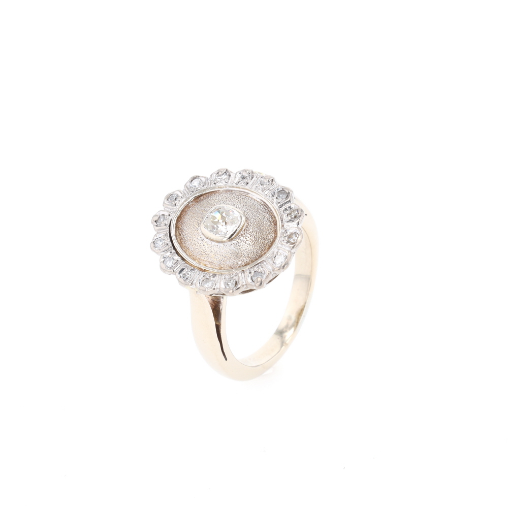 Bague Fleur en or blanc, platine et diamants