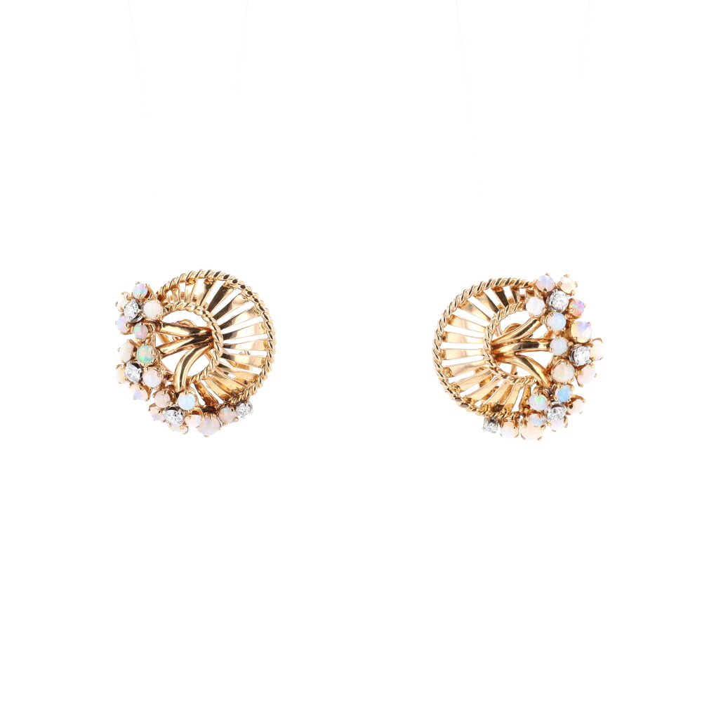 Boucles d\'oreilles en or rose,  opales et diamants