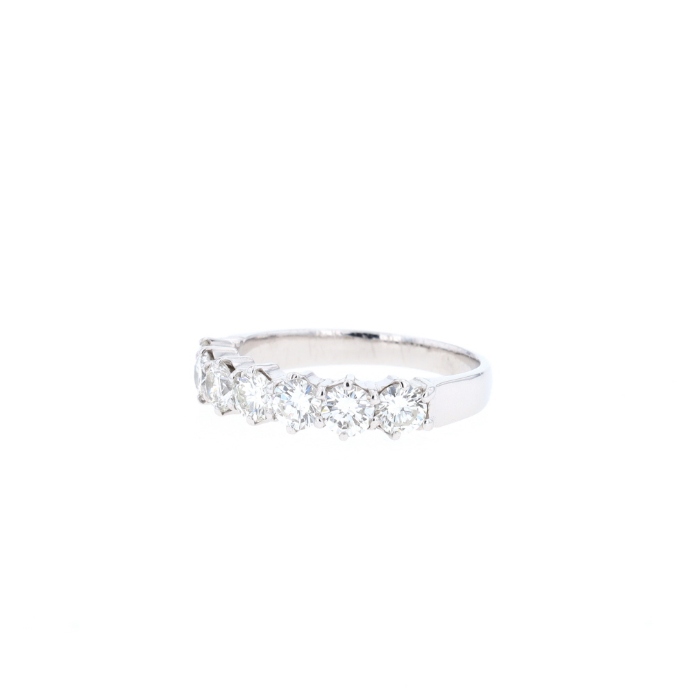 Alliance demi-tour en or blanc et diamants
