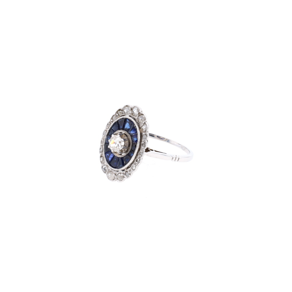 Bague Art Déco en or blanc, saphirs et diamants