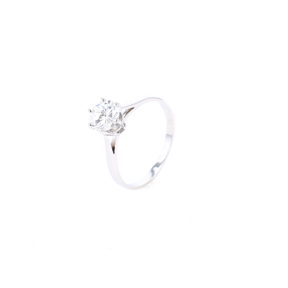 Bague solitaire en or blanc et diamant