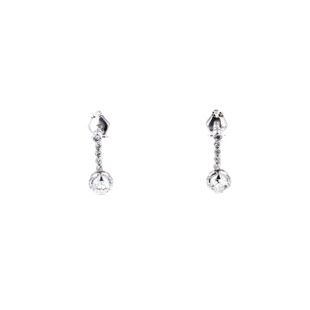 Boucles d\'oreilles pendantes en or blanc et diamants